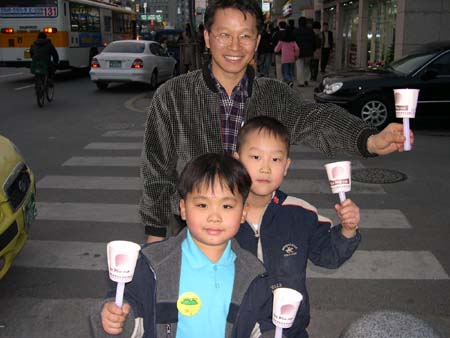 아빠와 촛불행사에 참여한 오세주, 박광범 군 